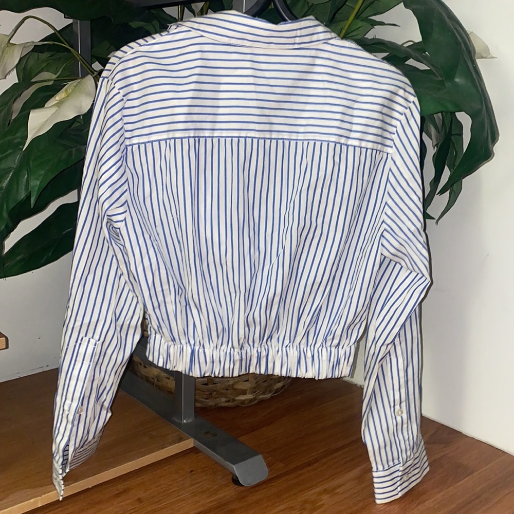 Mind code
Size L
Crop top
Button up - Picture 2 of 6